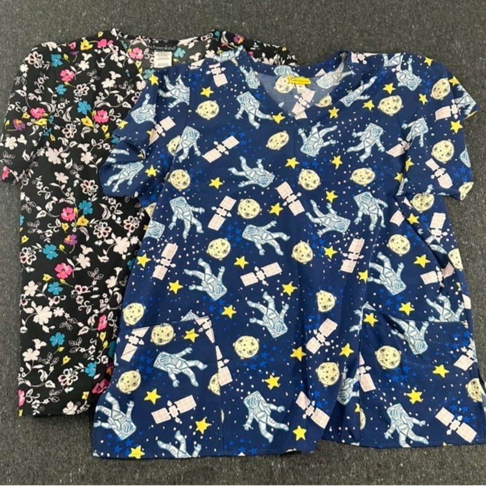 Lot of 2 scrub tops Cherokee & Wonder Wink‎ both Womens SIze 2XL multi color